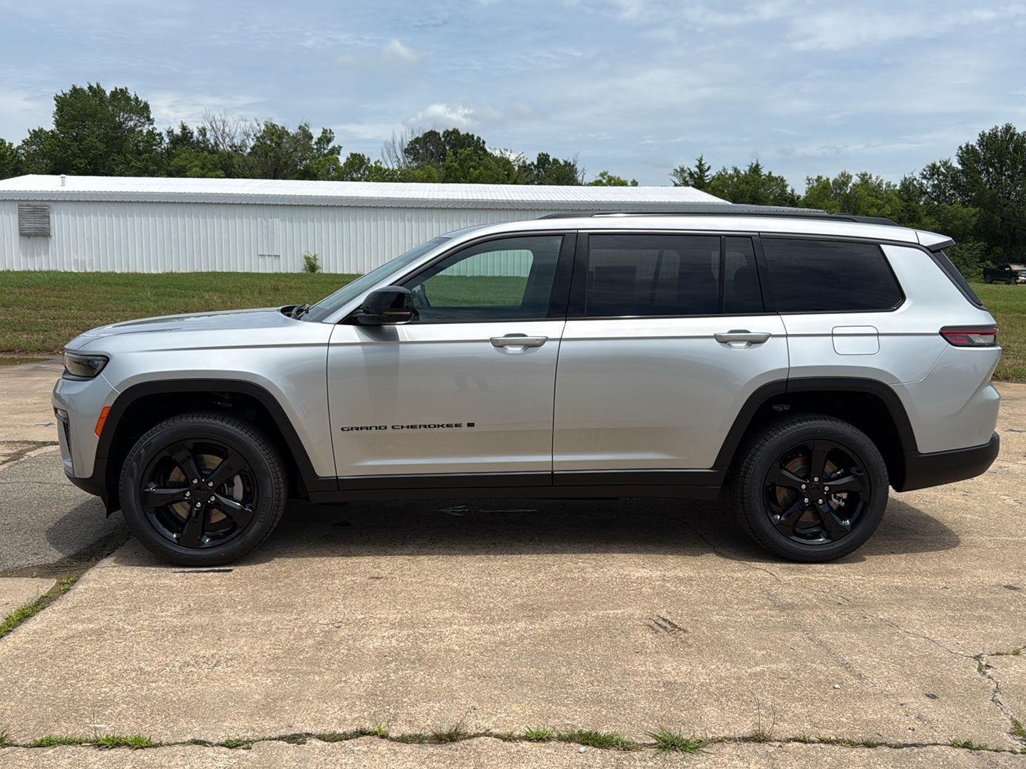 New 2026 Silver Zynith Exterior Paint Jeep Limited image 4