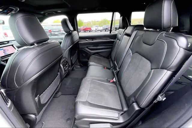New 2026 Bright White Clear-Coat Exterior Paint Jeep Laredo image 10
