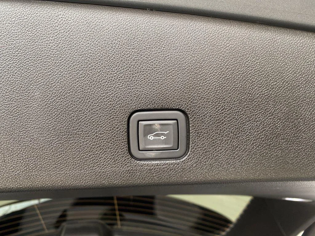 Used 2023 Argent Silver Metallic Cadillac Sport image 31