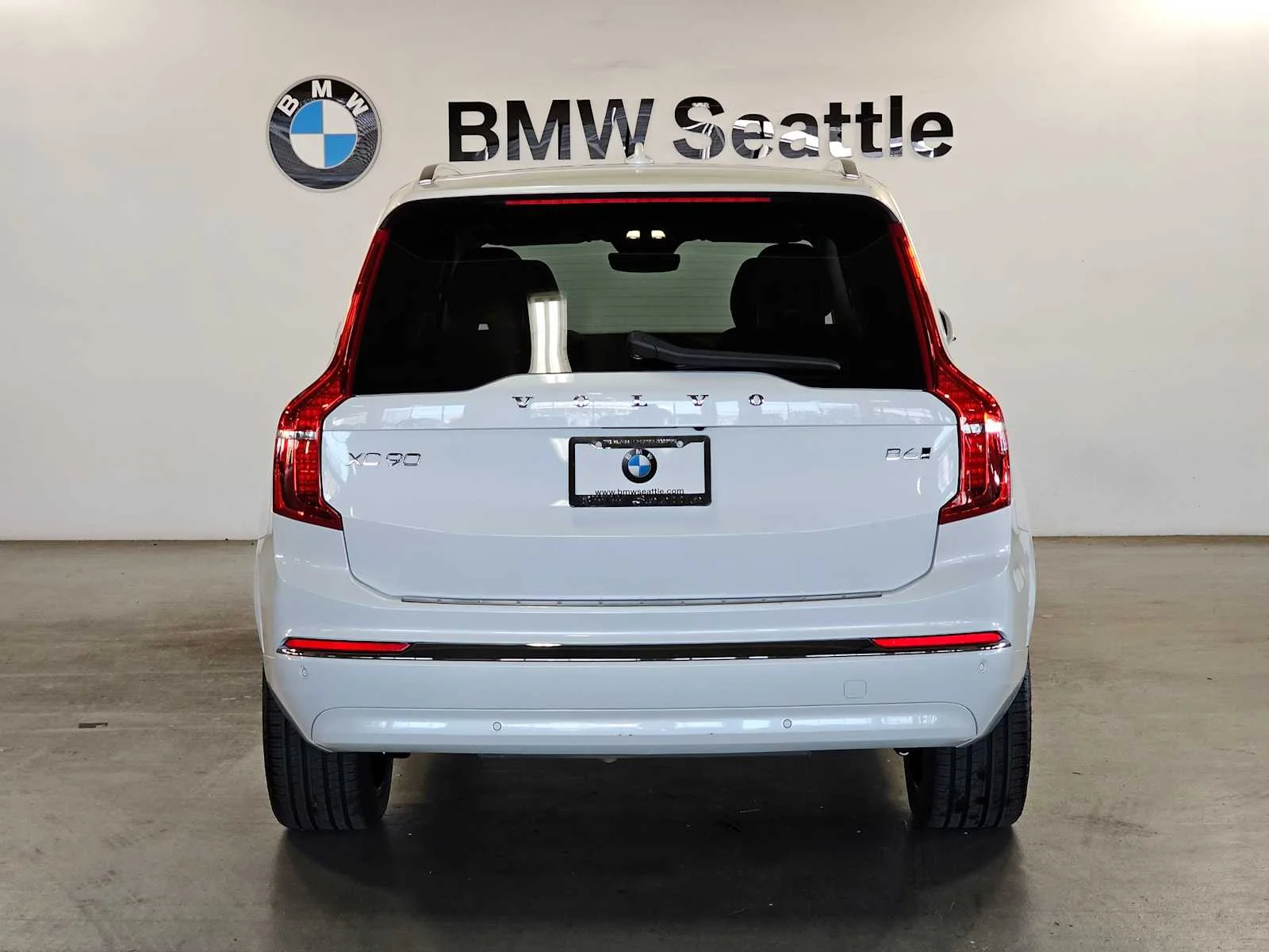 Used 2025 Crystal White Metallic Volvo Ultra image 5