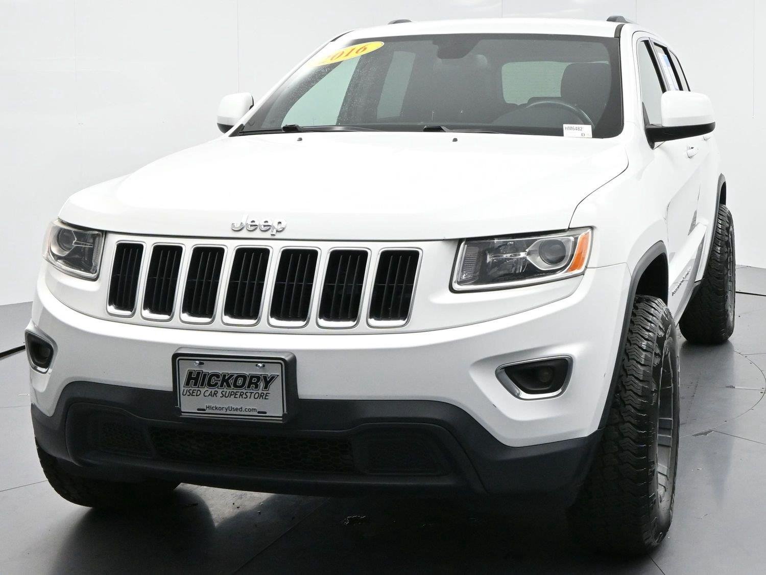 Used 2016 Bright White Clearcoat Jeep Laredo image 3
