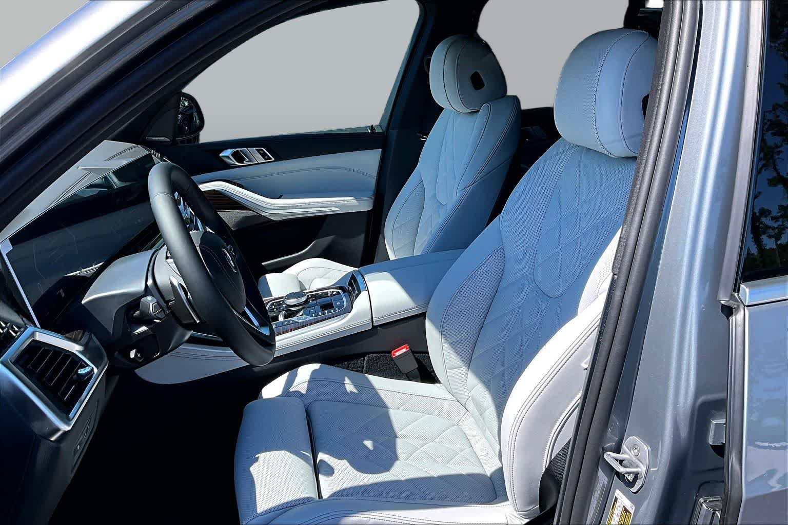 New 2026 Skyscraper Grey Metallic BMW xDrive50e image 9