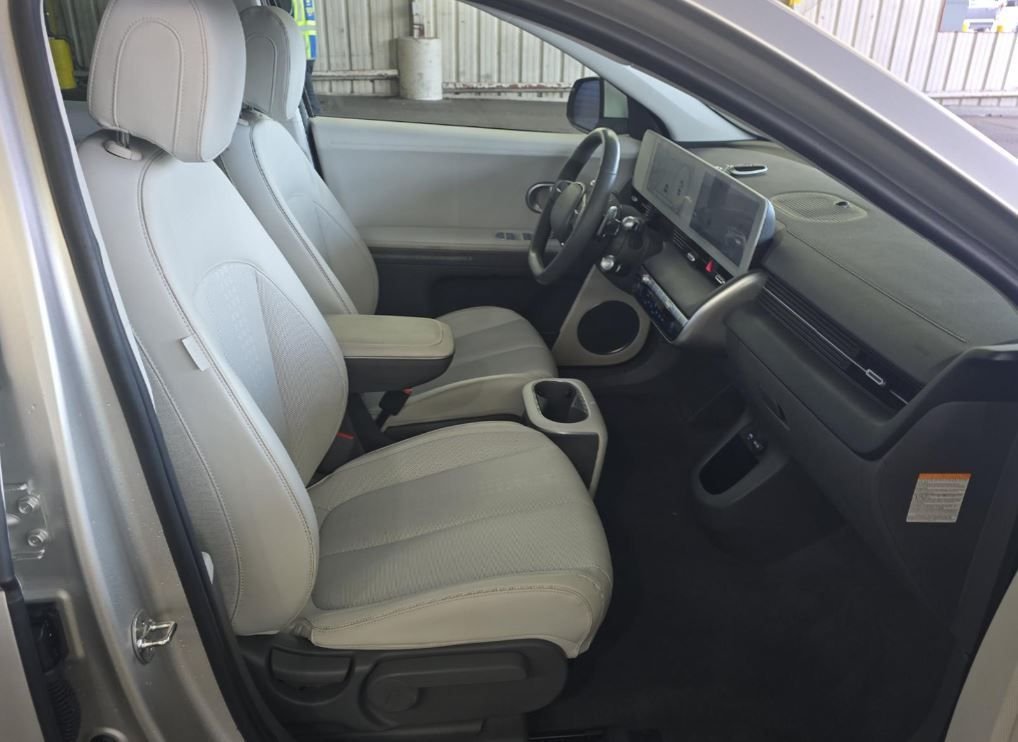 Used 2023 Gold Hyundai SEL image 8