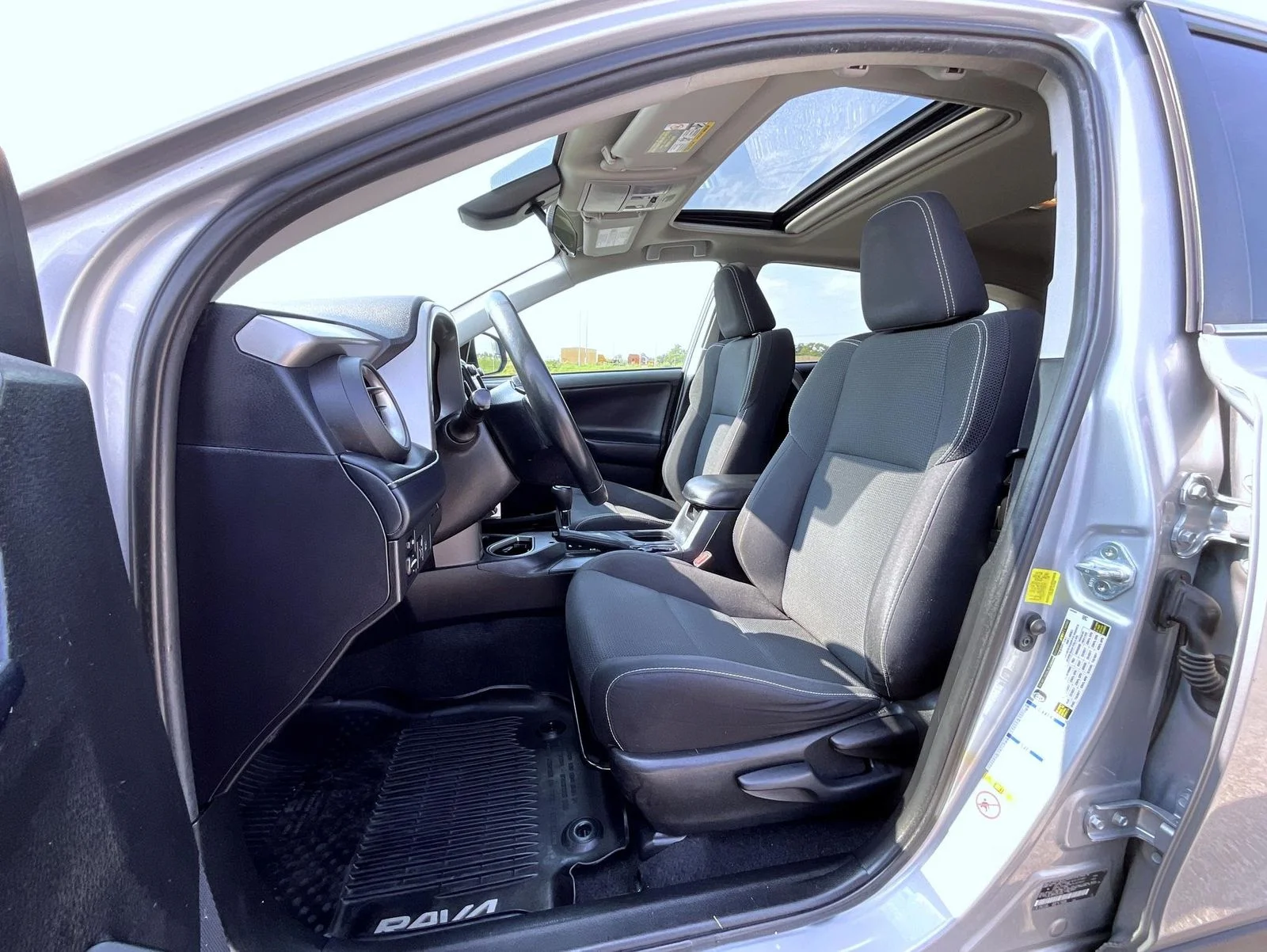 Used 2018 Silver Toyota XLE image 10