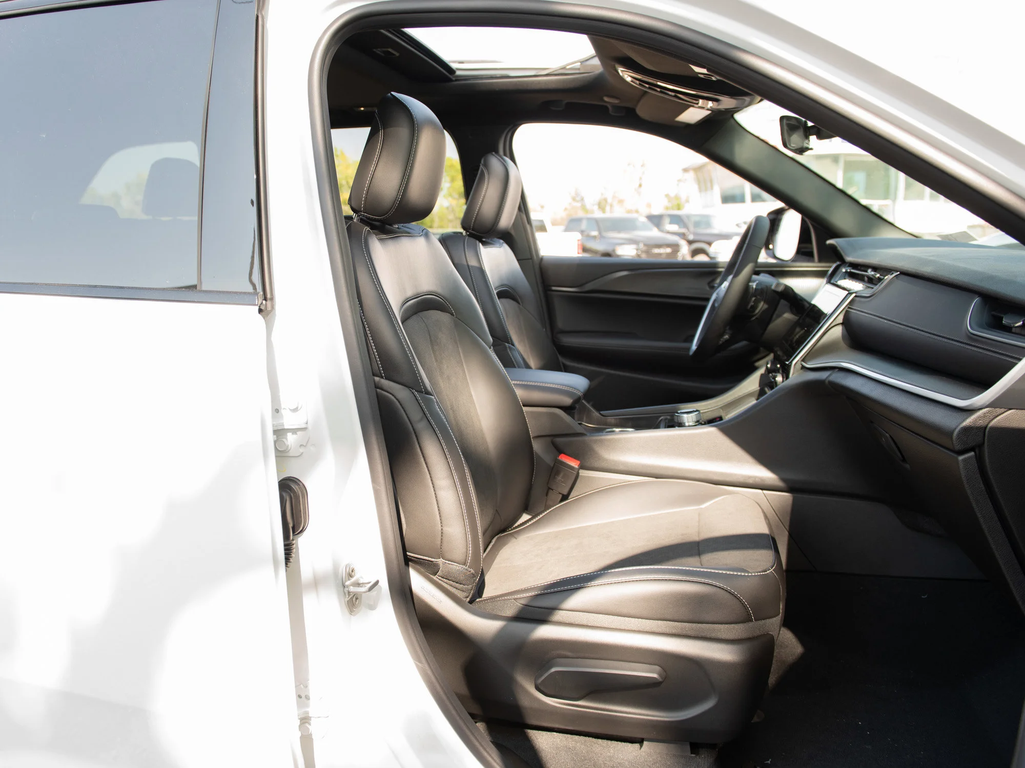 New 2025 White Jeep Altitude* 4x4, Sunroof, Heated Leather, Wireless Charging Pad image 22