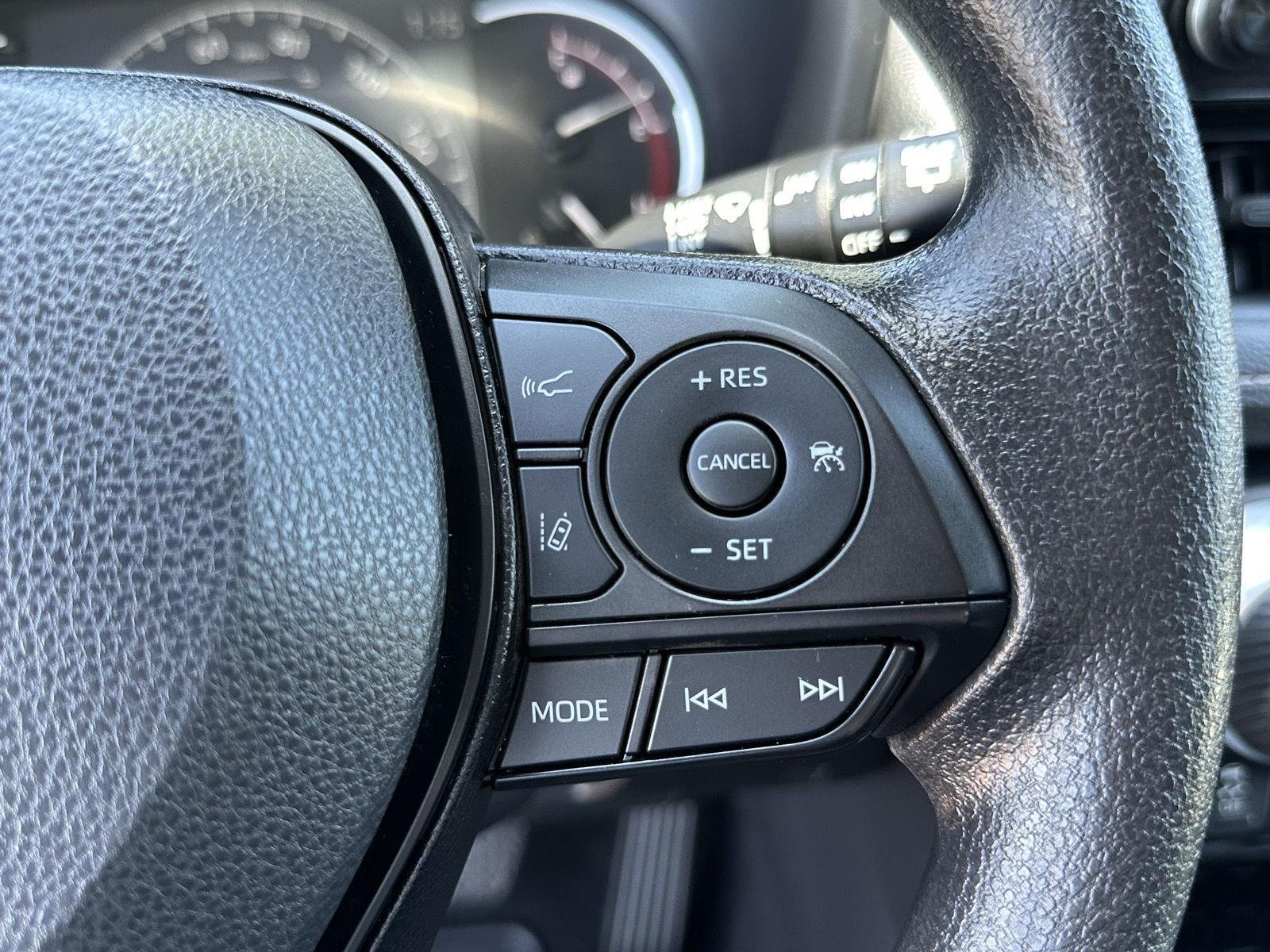 2025 Toyota RAV4 XLE - Photo 31