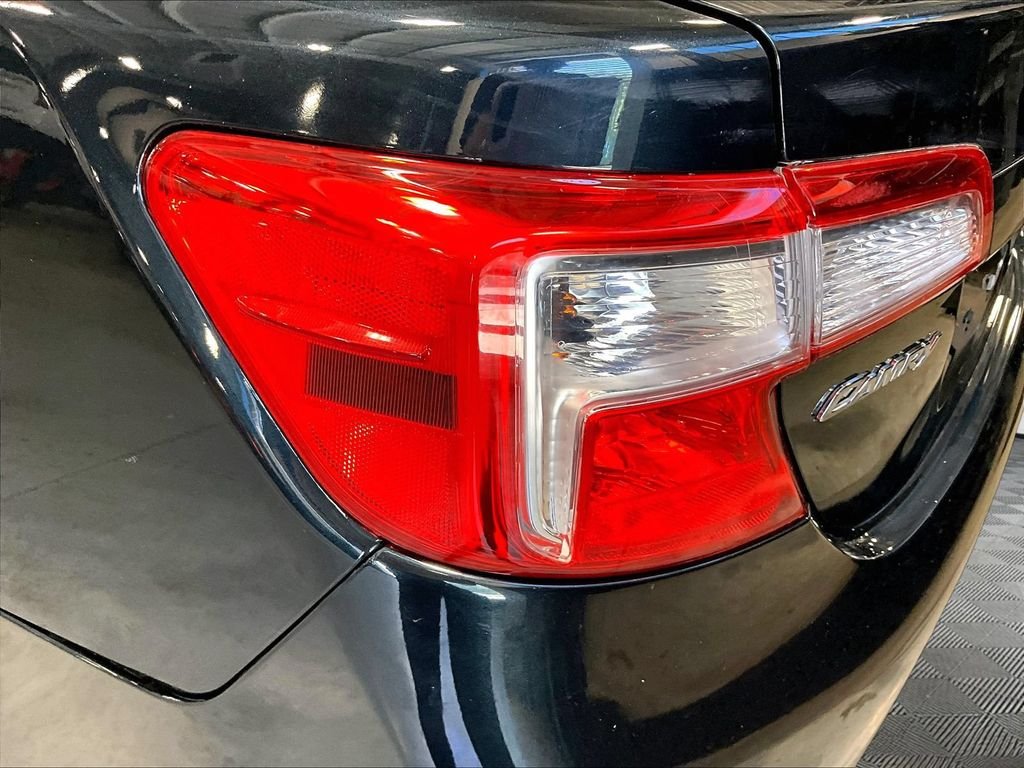 Used 2014 Gray Toyota LE image 34