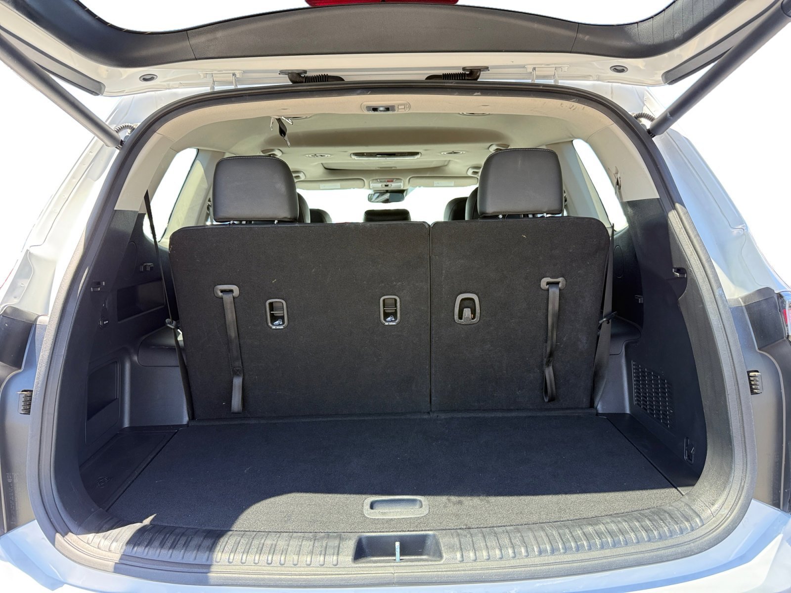 Used 2023 White Pearl Kia EX image 17