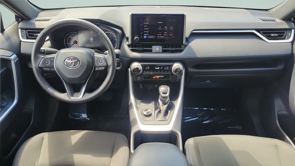 2025 Toyota RAV4 SE - Photo 11