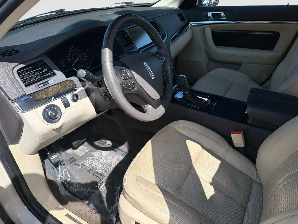 Used 2015 Silver Lincoln Base image 22