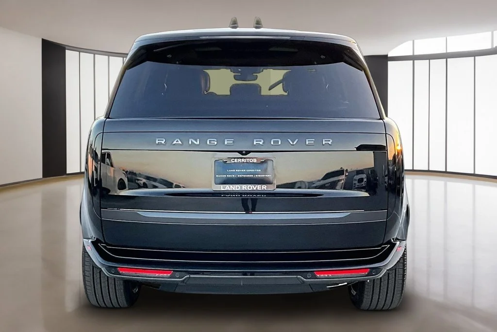 New 2027 Santorini Black LAND ROVER SE image 4