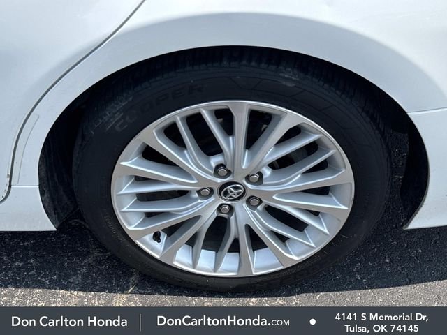 Used 2020 Pearl Toyota XLE image 11