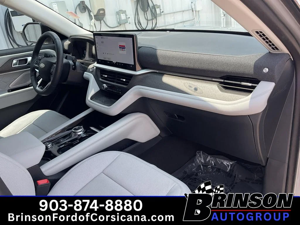 Used 2025 Iconic Silver Metallic Ford Platinum image 27