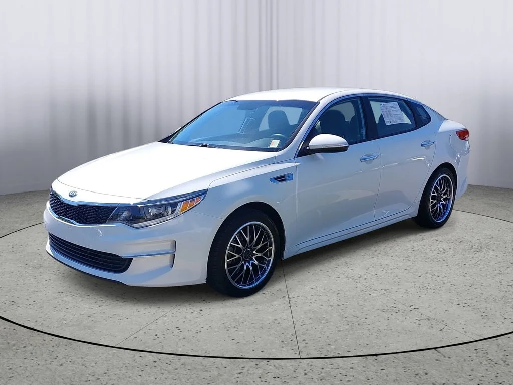 Used 2018 White Kia LX image 7