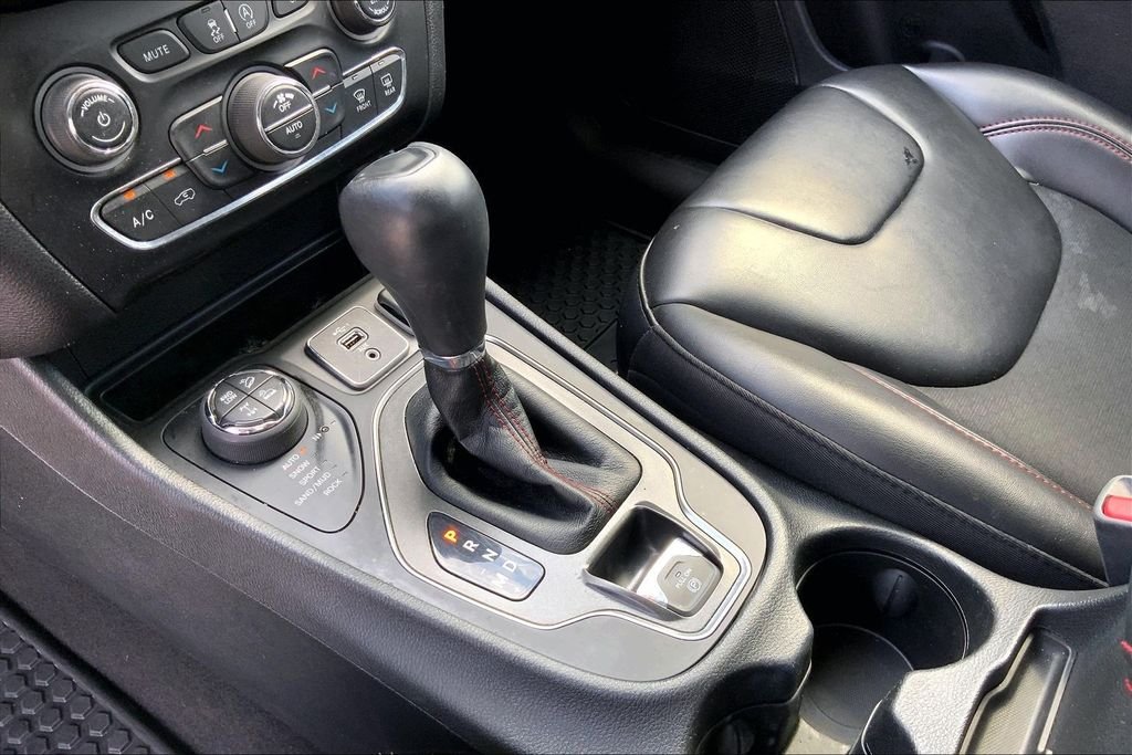 Used 2020 Bright White Clearcoat Jeep Trailhawk image 14