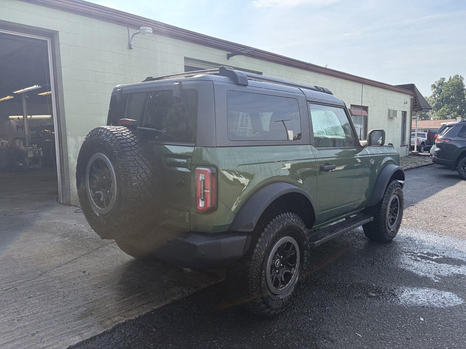 Used 2023 Eruption Green Metallic Ford Wildtrak image 5