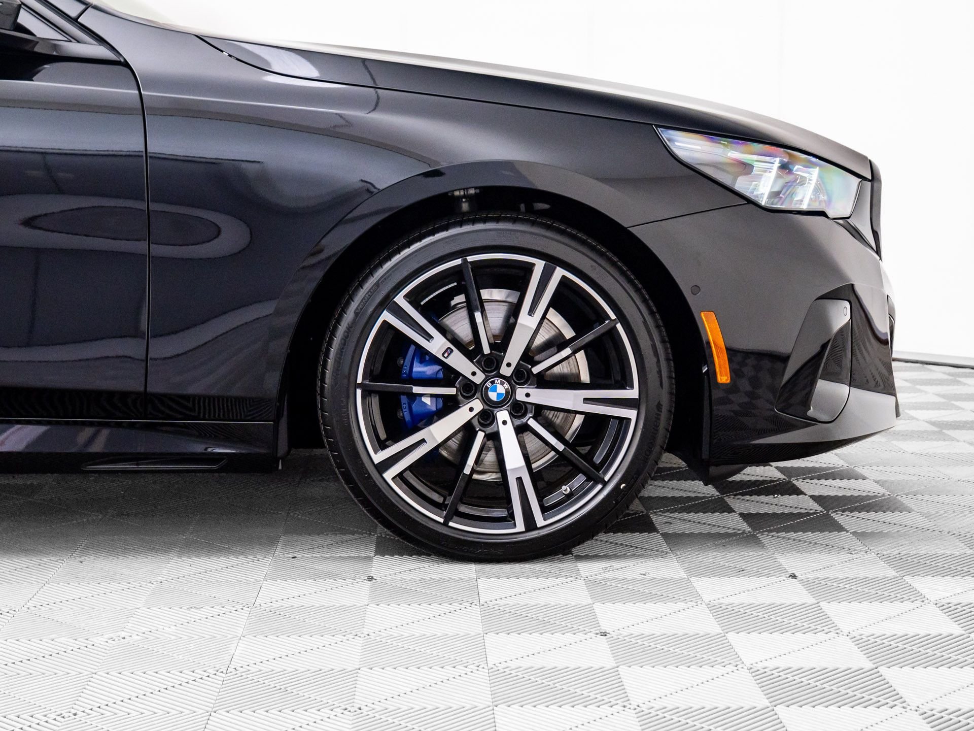 New 2026 Black Sapphire Metallic BMW 530i xDrive image 32