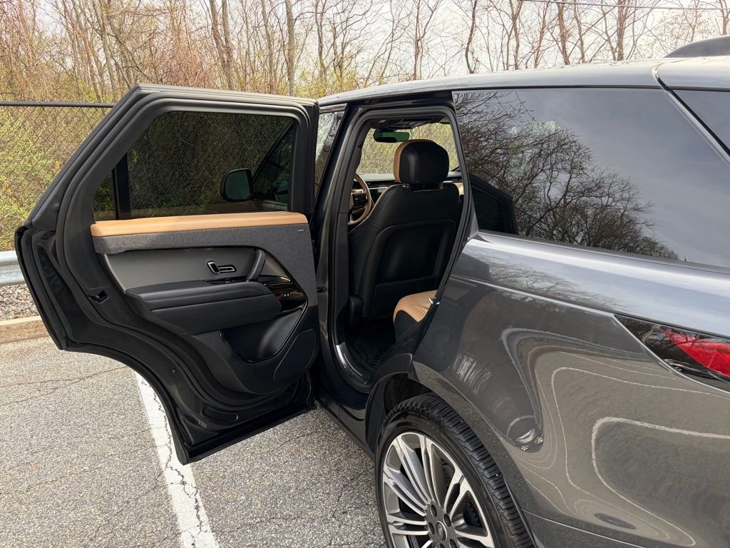 Used 2023 Gray Land Rover SE Dynamic image 12