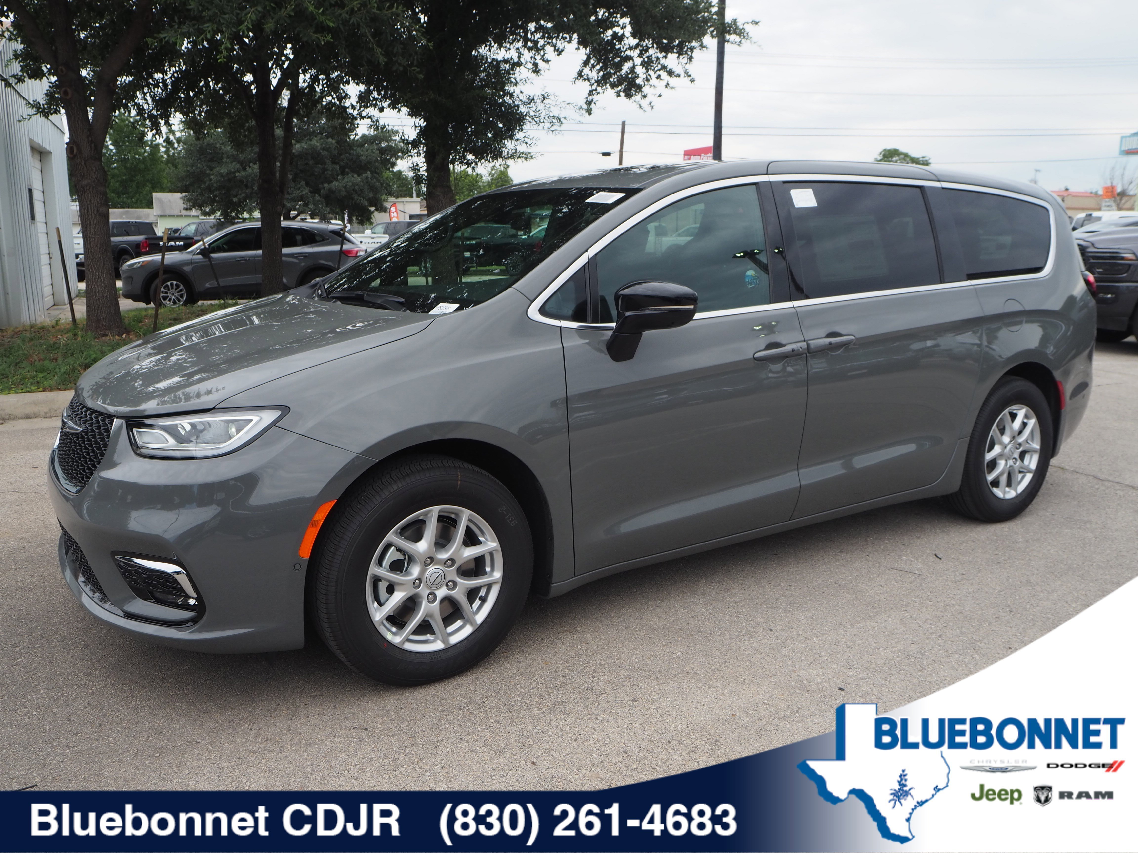 2025 Chrysler Pacifica Select's photo