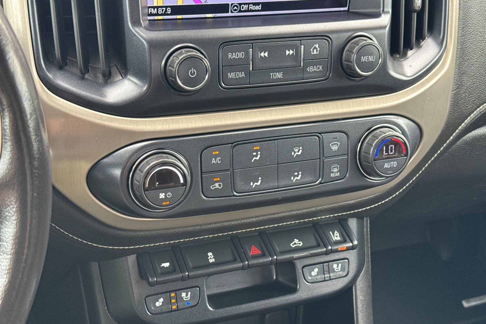 Used 2018 White GMC Denali image 21