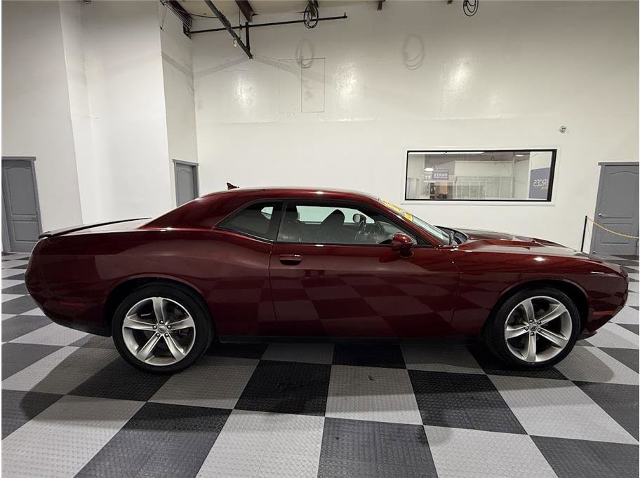 2017 Dodge Challenger SXT photo 4