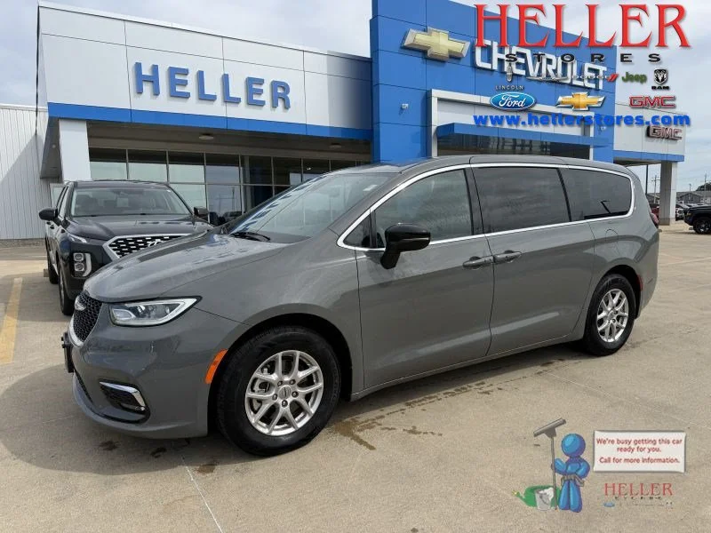 Used 2025 Ceramic Gray Clearcoat Chrysler Select image 1