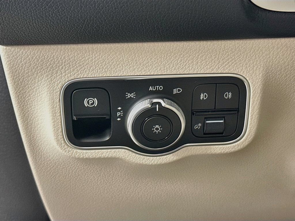 New 2026 Polar White Mercedes-Benz GLB 250 image 41