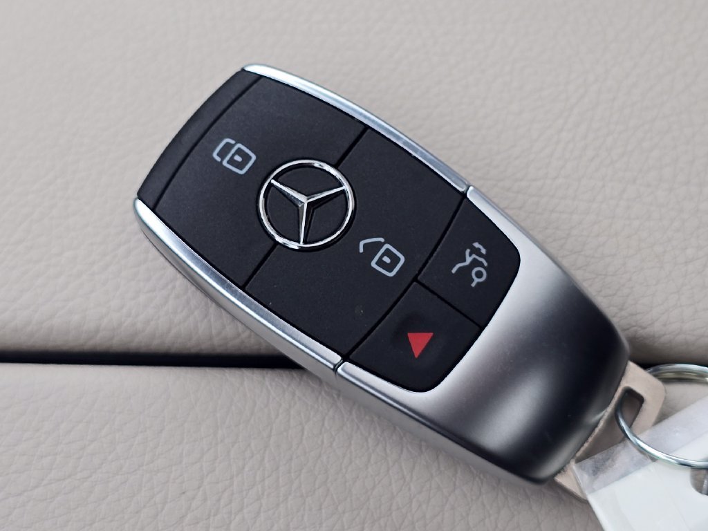 Certified Used 2023  Mercedes-Benz GLB 250 image 36