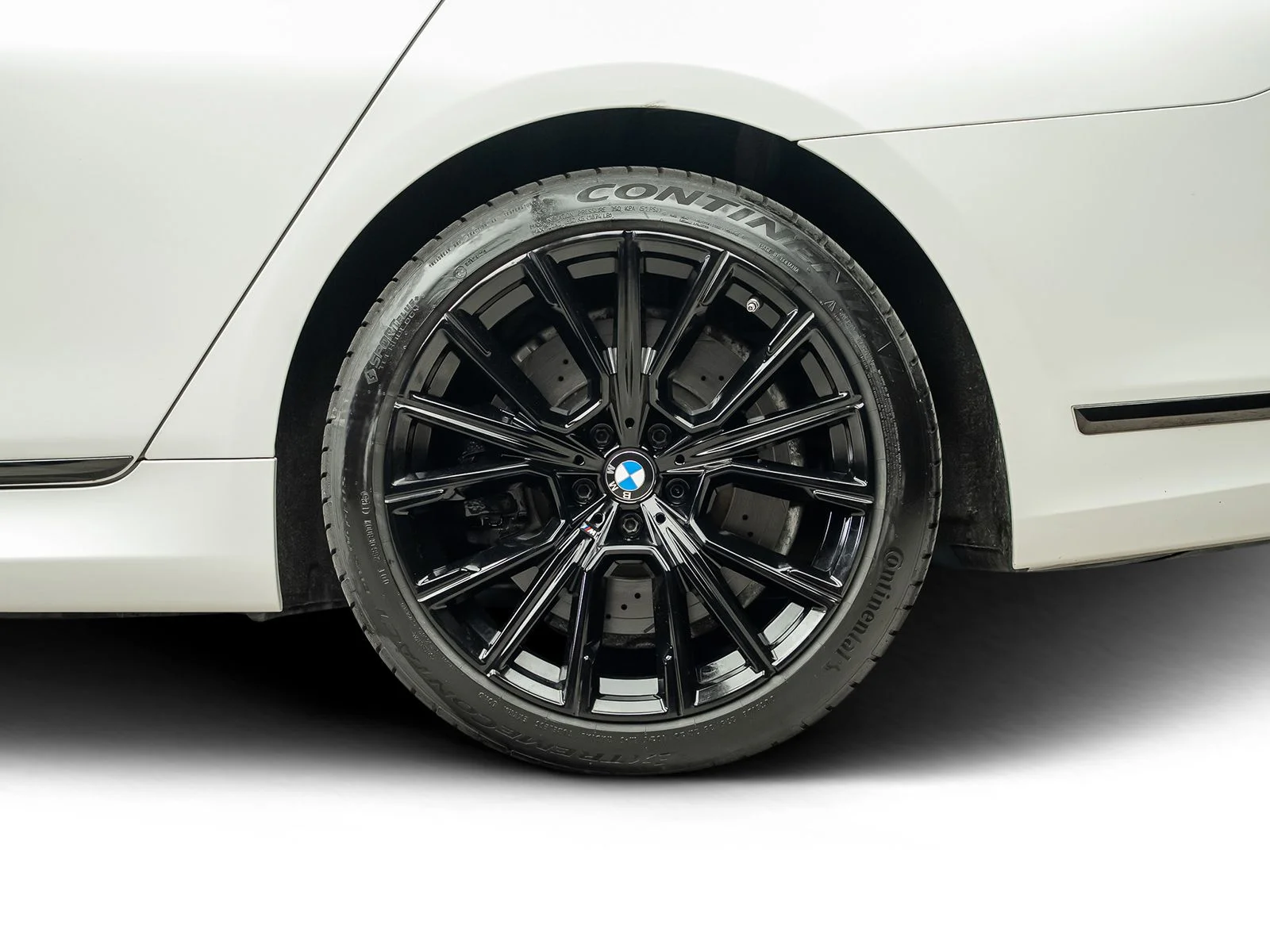 Used 2021 White BMW 750i xDrive image 27
