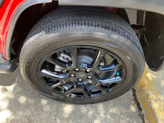 Certified Used 2025 Red Hot Pearlcoat Jeep Latitude image 21