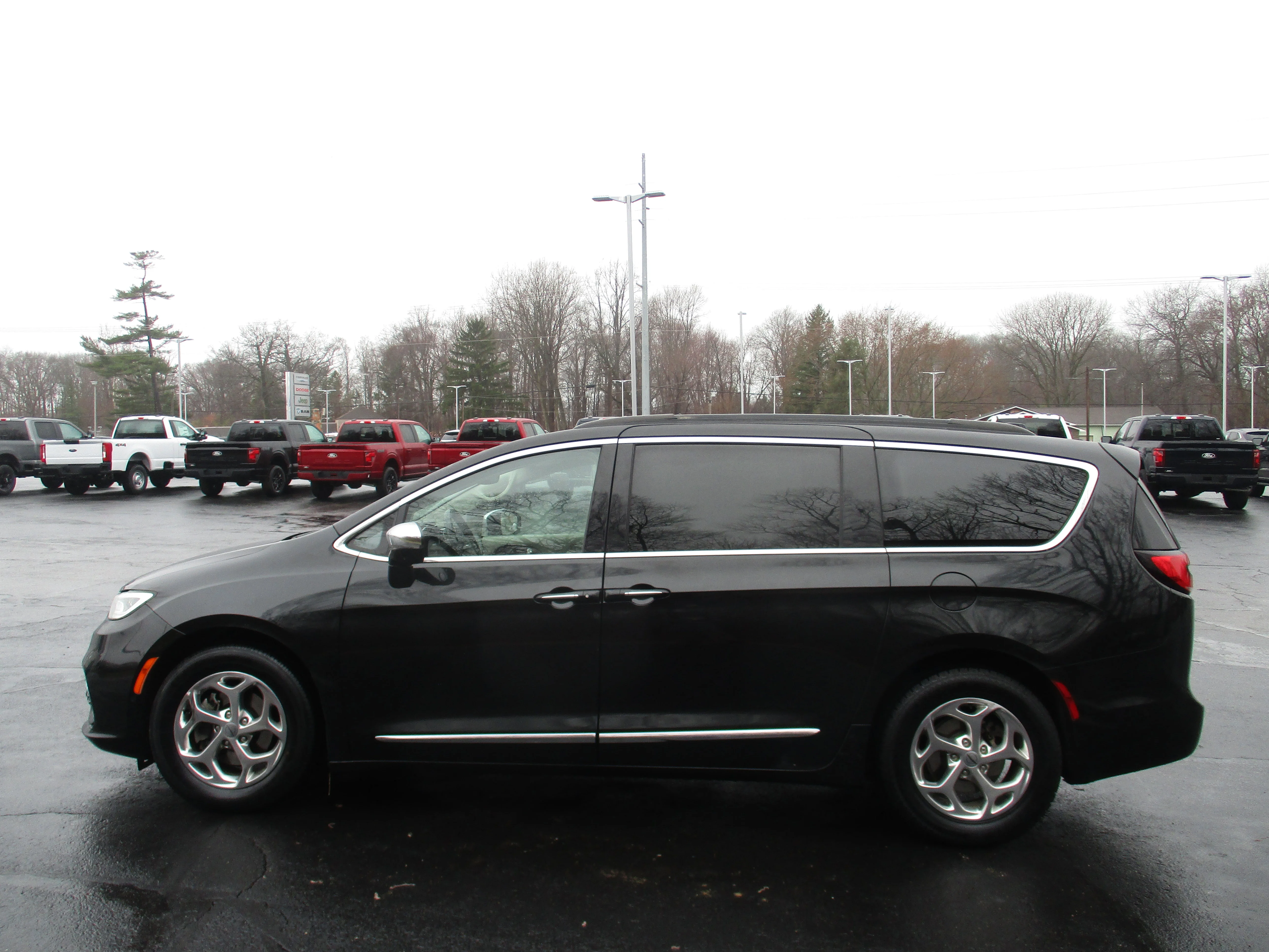 Used 2022 Brilliant Black Crystal Pearlcoat Chrysler Limited image 10