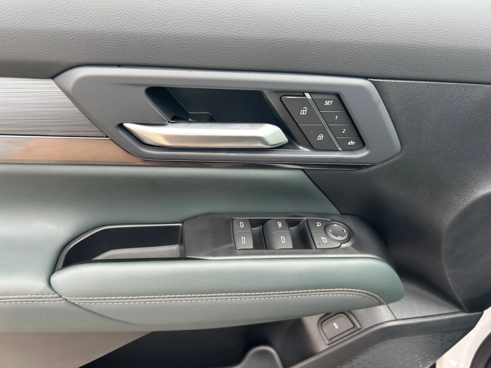 New 2027 Summit White GMC AWD AT4 image 17