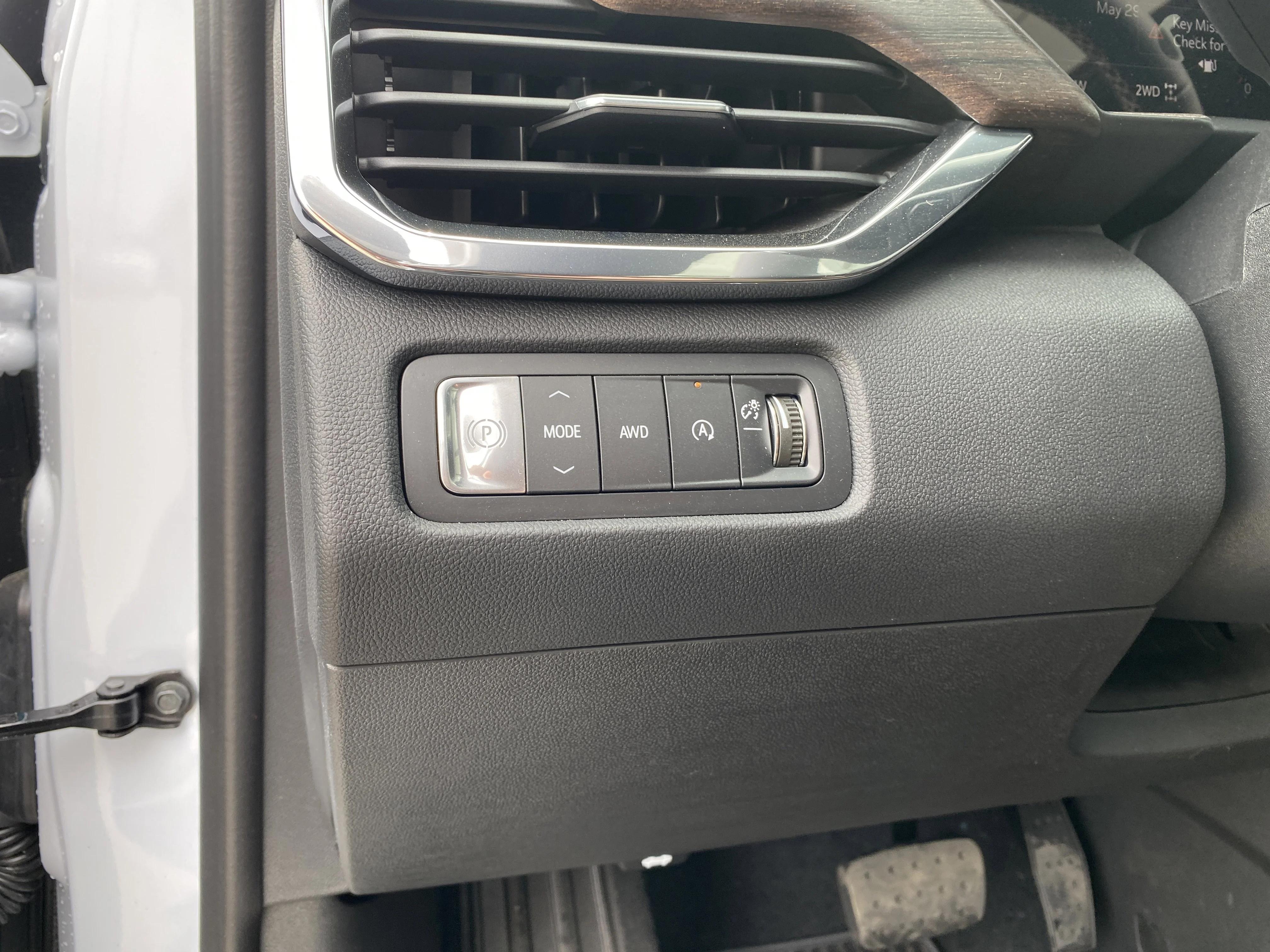 New 2026 GLACIER WHITE TRICOAT GMC Denali Ultimate image 26