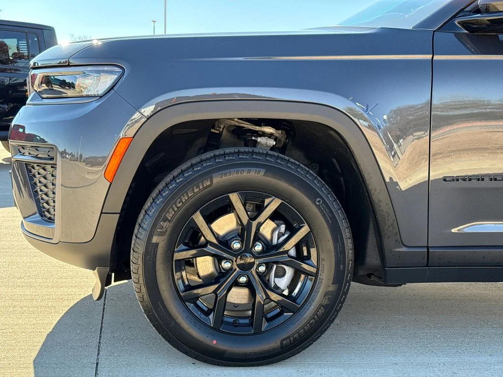 New 2026 Baltic Gray Metallic Clear-Coat Exterior Paint Jeep Altitude image 5