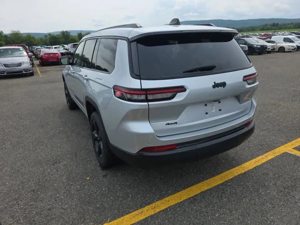 Used 2023 Silver Zynith Jeep Altitude image 3
