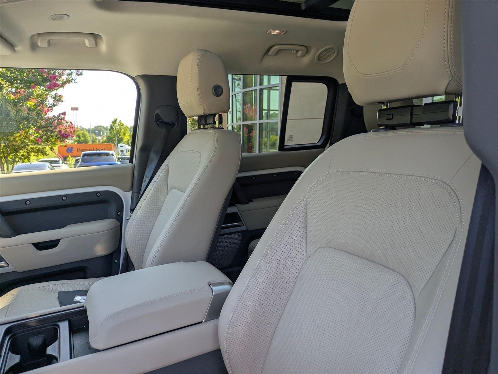 Used 2024 Fuji White Land Rover S image 14