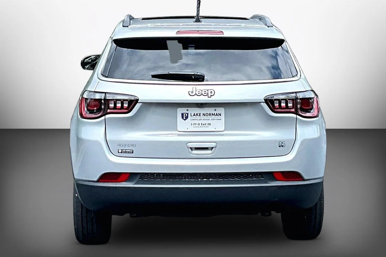 New 2026 Silver Zynith Metallic Clearcoat Jeep Latitude image 7