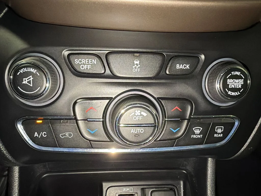 Used 2016 Granite Crystal Metallic Clearcoat Jeep Limited image 32