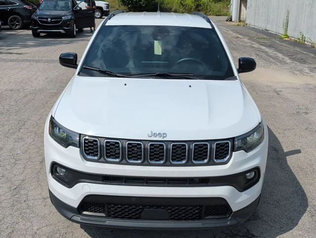 Used 2024 White/off-white Jeep Latitude image 21