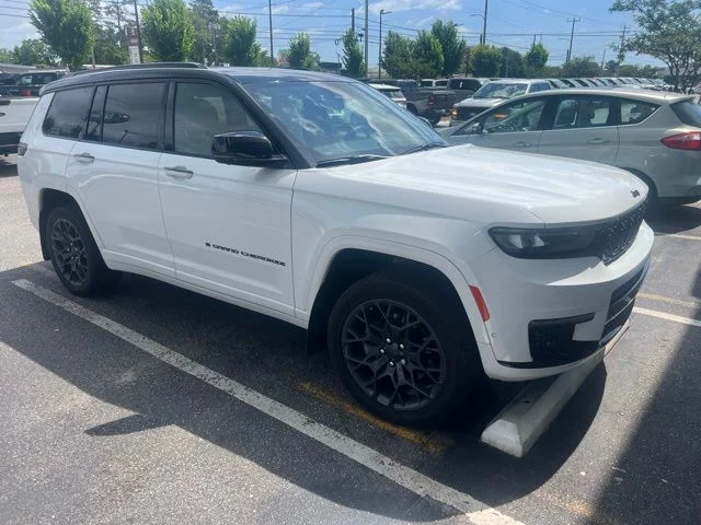 Used 2024 White Jeep Summit image 1