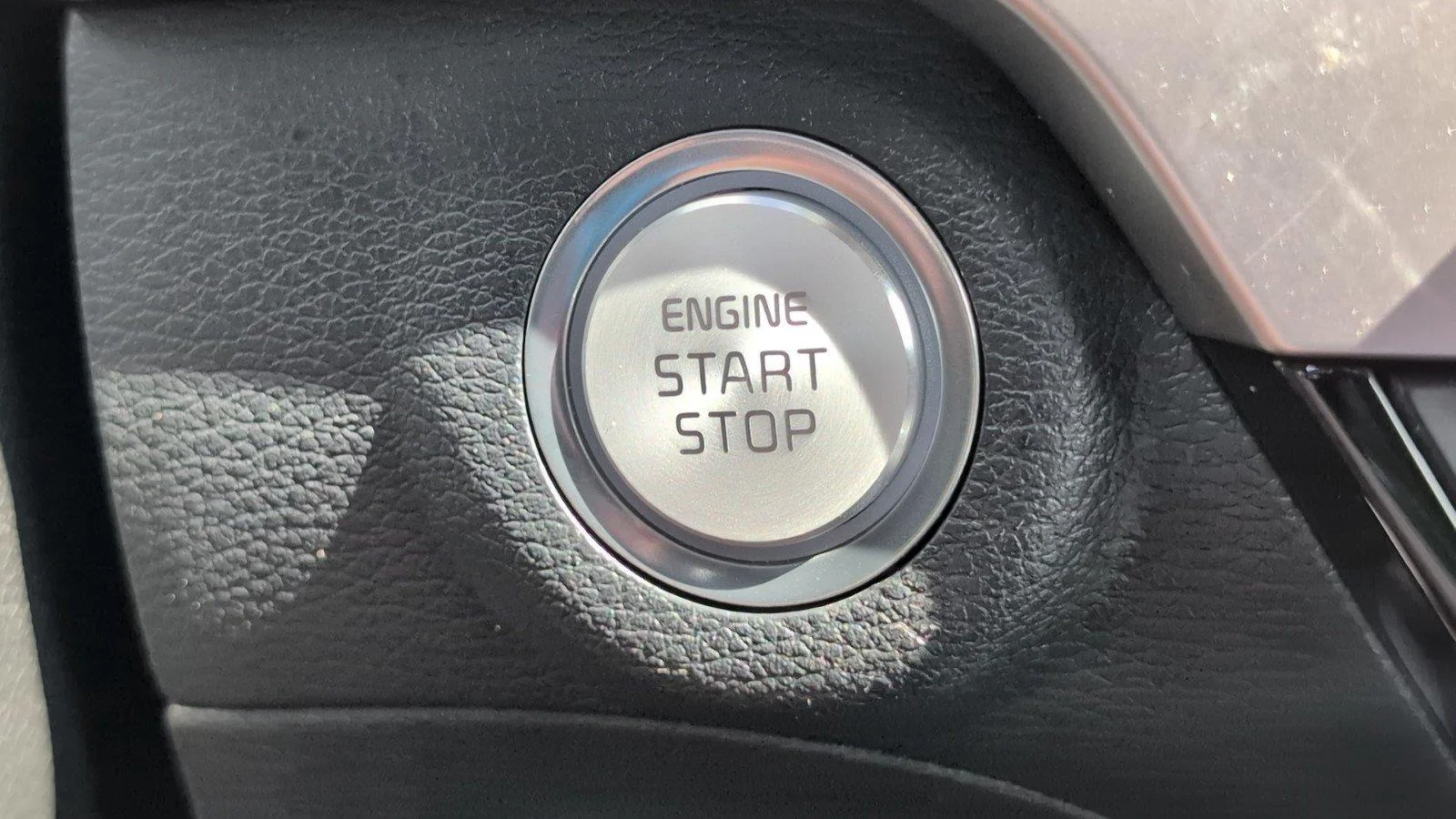 Used 2025 Everlasting Silver Kia S image 28