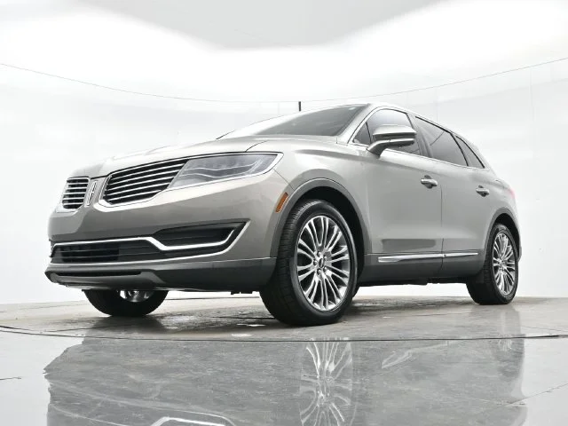 Used 2016 Luxe Metallic Lincoln Reserve image 28