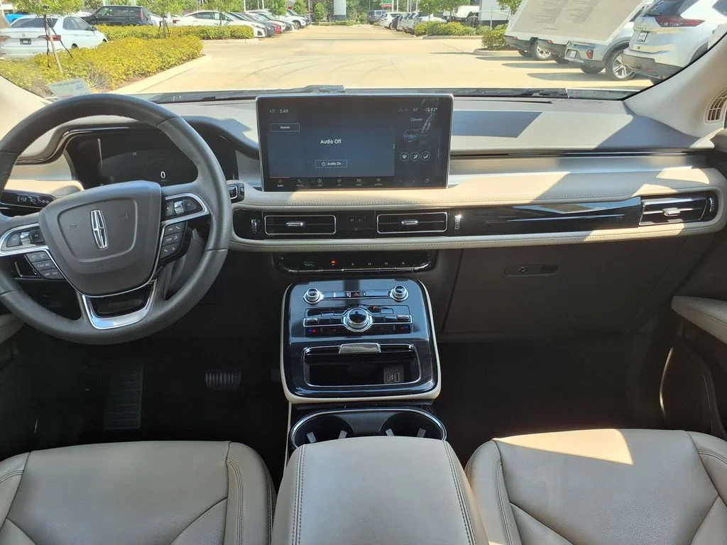 Used 2022 White Lincoln Standard image 25