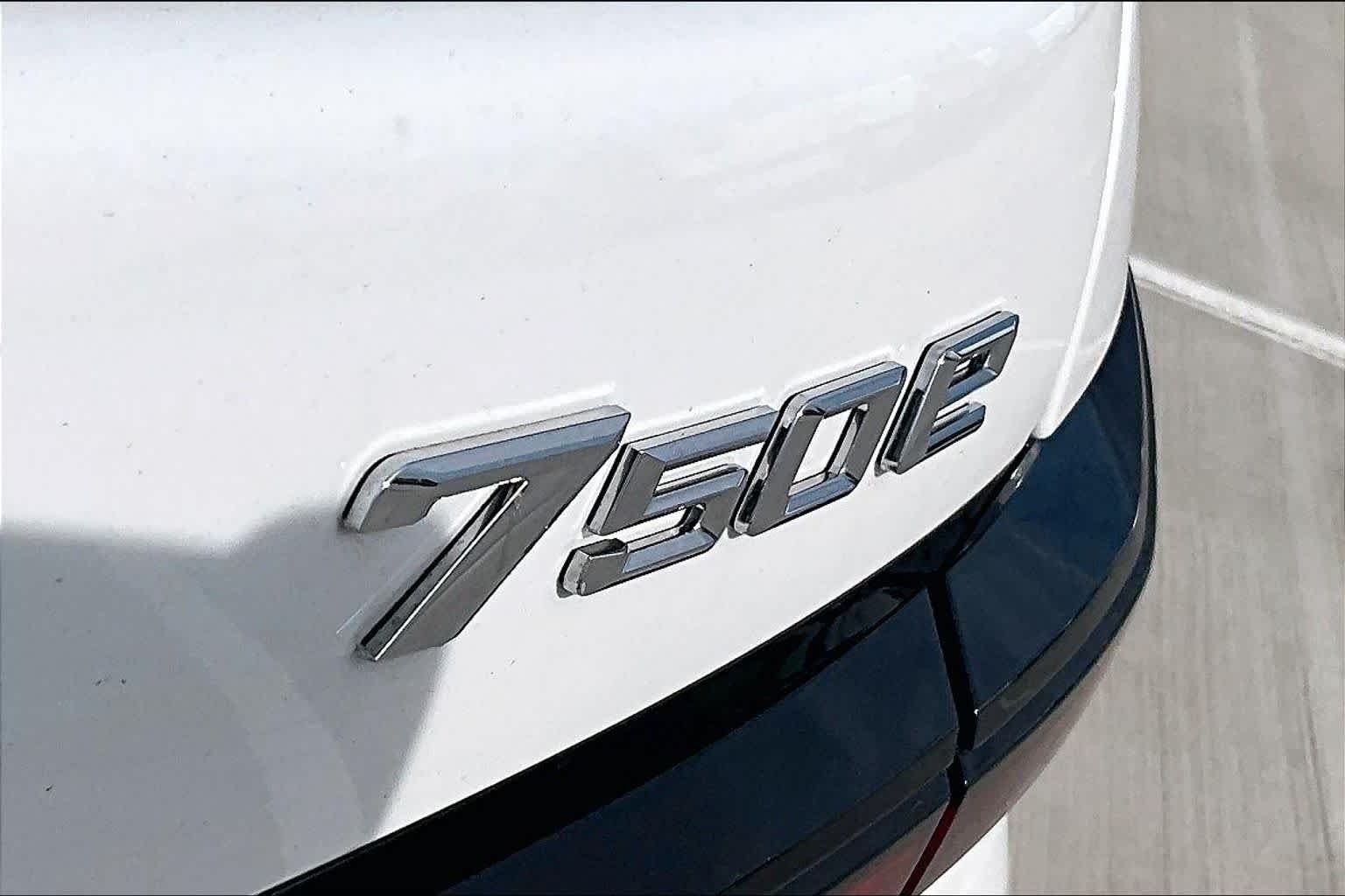 Used 2026 Alpine White BMW 750e xDrive image 30