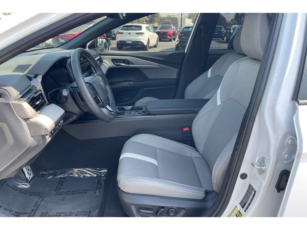 Used 2025 Ice Cap Toyota SE image 11