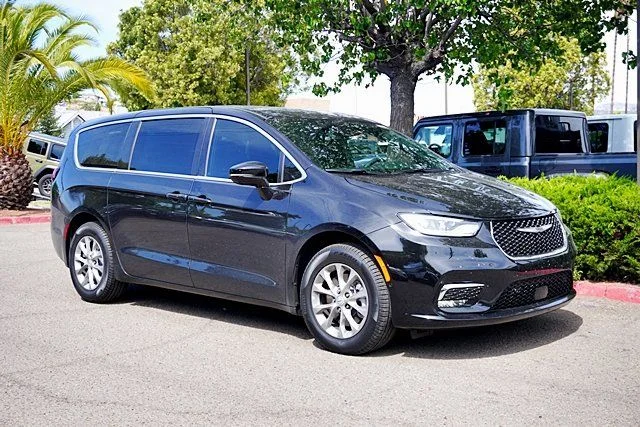 New 2026 Diamond Black Crystal Pearl-Coat Exterior Paint Chrysler Select image 5