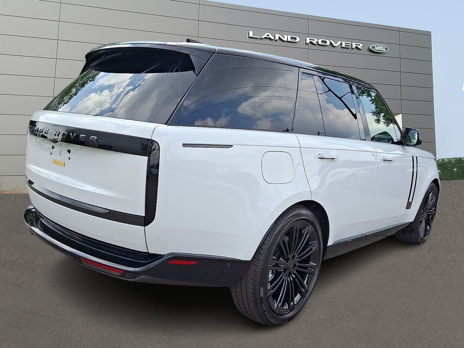 New 2026 Fuji White Land Rover P400 SE image 2