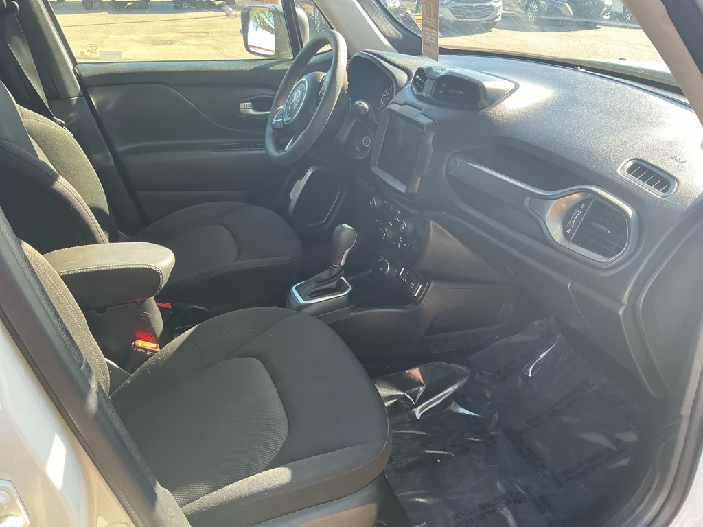 Used 2023 Alpine White Clearcoat Jeep Latitude image 13