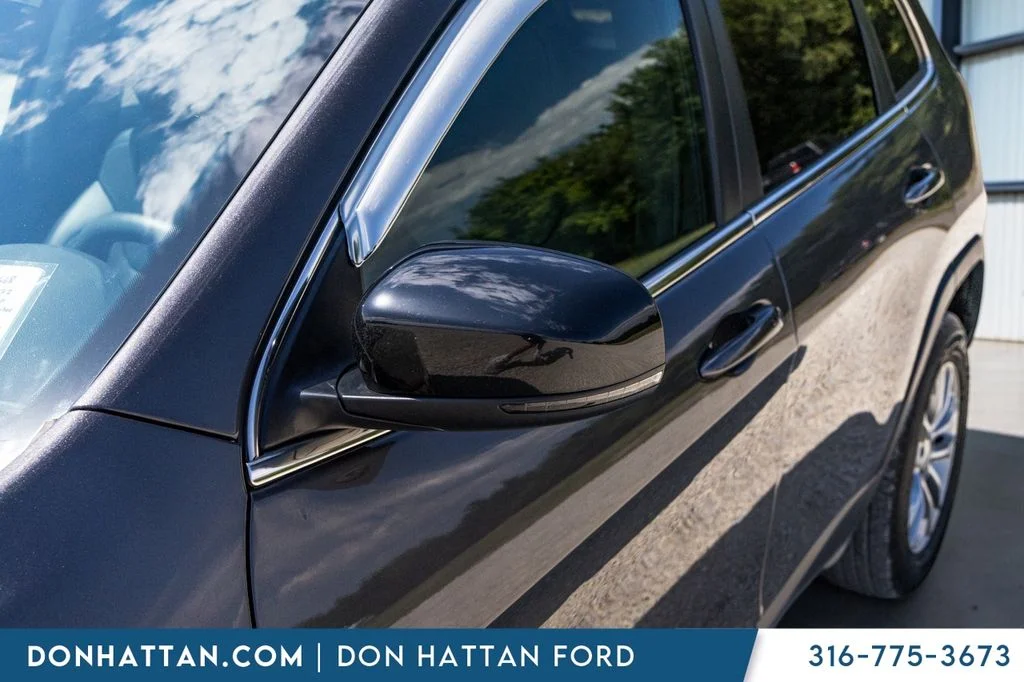 Certified Used 2022 Gray Jeep Latitude Lux image 31