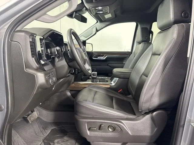 Used 2023  Chevrolet RST image 11